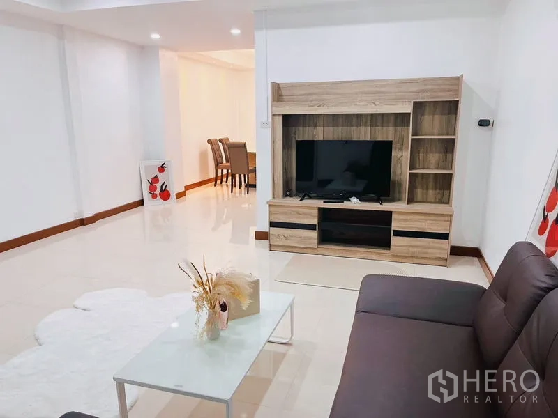Townhouse for rent in Huai Khwang, Bangkok - View through sliding glass doors into a bright living and dining space.