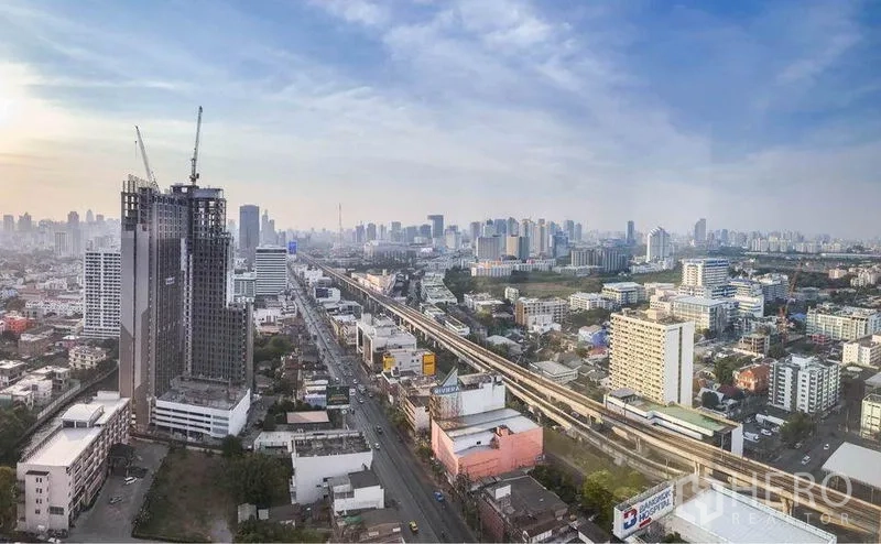 คอนโด ให้เช่าในHuai Khwang, Bangkok - วิวชั้นสูงเหนือเส้นขอบฟ้าและแนวรถไฟฟ้าในกรุงเทพฯ