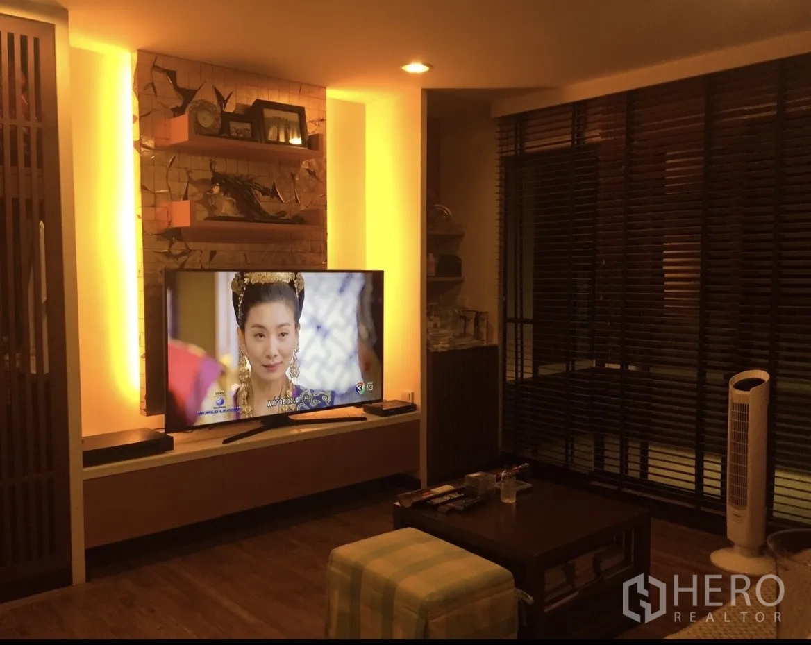 公寓 出售在Yan Nawa, Bangkok - 影音角，背光电视墙与置物架及深色百叶窗。