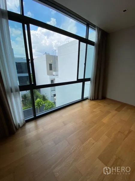 บ้าน ให้เช่าในHuai Khwang, Bangkok - ห้องสว่างด้วยหน้าต่างบานใหญ่ มองเห็นอาคารสมัยใหม่และท้องฟ้า