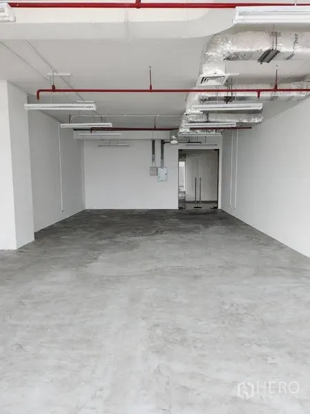 办公空间 出租在Sathon, Bangkok - 开放式办公空间，管道式空调、消防喷淋与玻璃入户门。