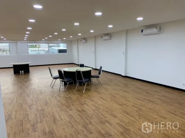 办公空间 出租在Khlong Toei, Bangkok - 宽敞办公大厅，设窗带采光、会议桌与顶灯。