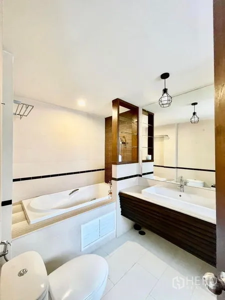 联排别墅 出租在Khlong Toei, Bangkok - 现代联排别墅外立面，带有顶棚车位与上层露台。
