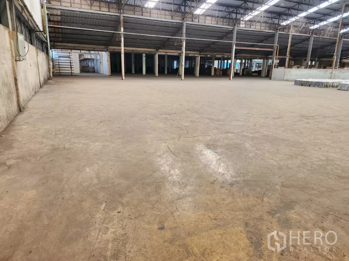 Factory for rent in Mueang Samut Sakhon, Samut Sakhon - Large empty concrete hall ready for storage or production lines.
