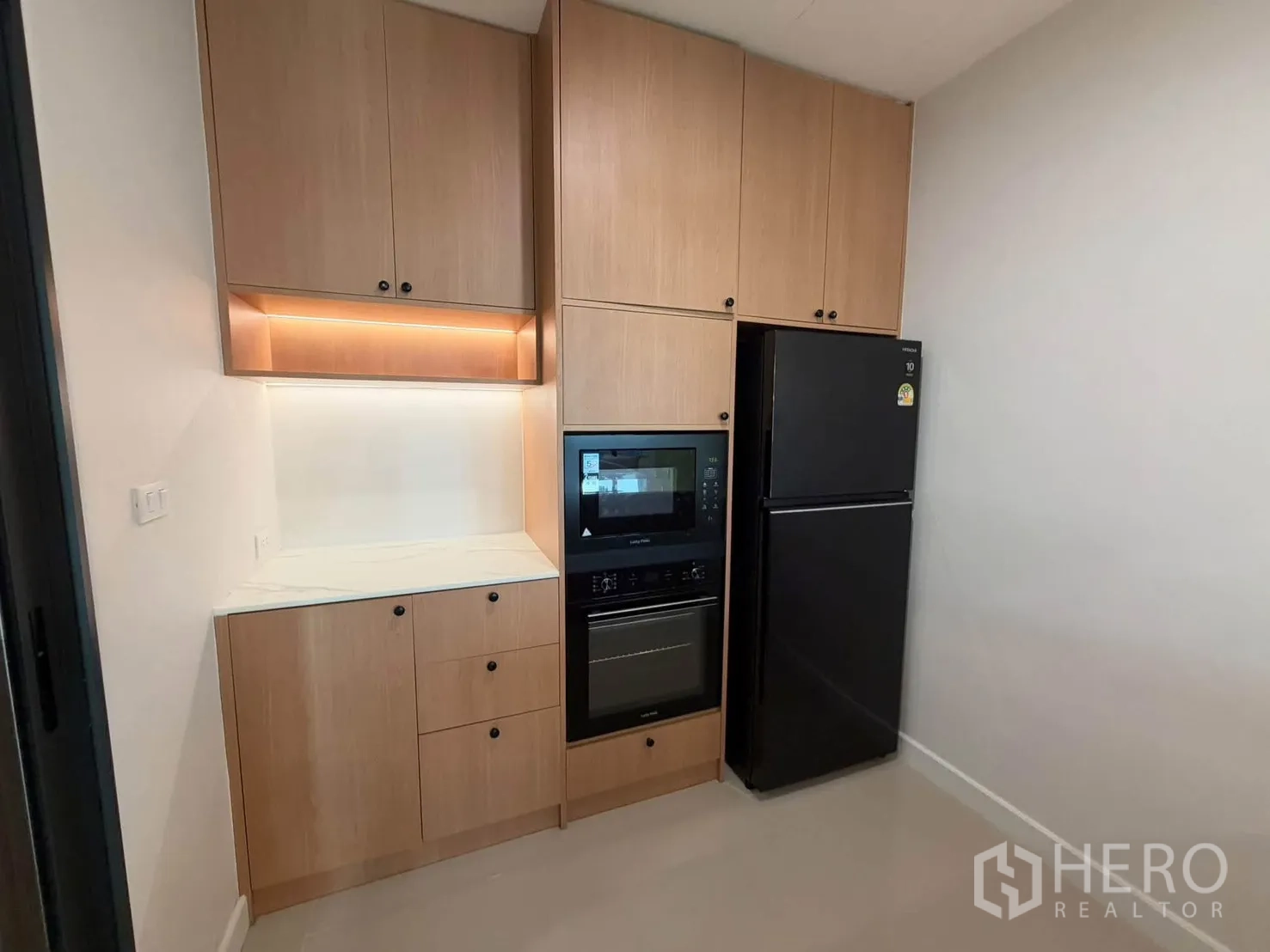 บ้านแฝด for rent in Prawet, Bangkok - ผนังแพนทรี่ติดเตาอบ ไมโครเวฟ และตู้เย็นสีดำ