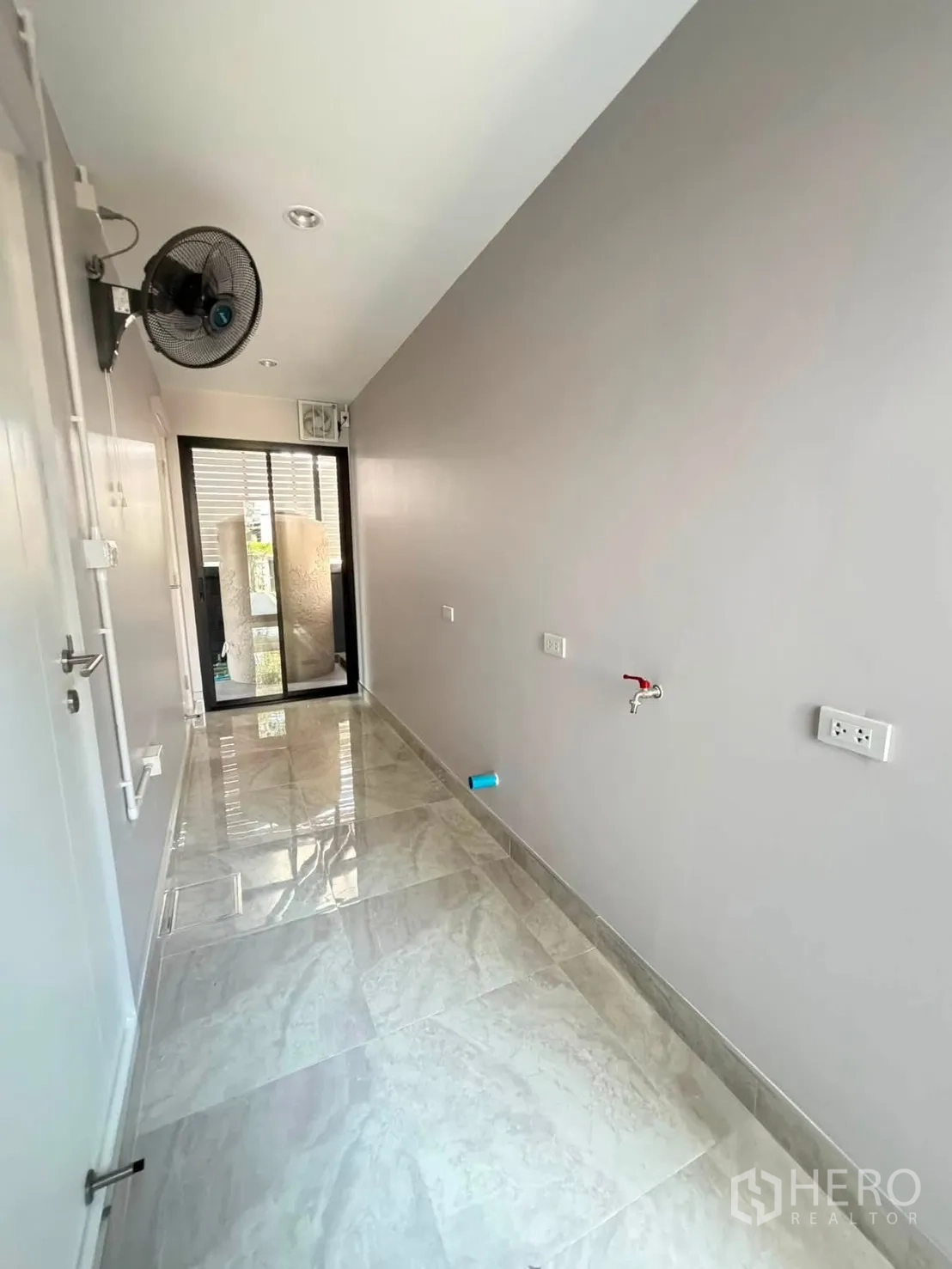 บ้านเดี่ยว for rent or sale in Prawet, Bangkok - โถงบริการปูกระเบื้องมันวาว มีพัดลมติดผนังและก๊อกน้ำ