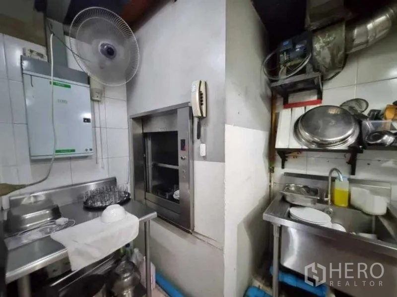 Retail Space for rent in Bang Rak, Bangkok - Back-of-house prep zone with sink, wall fan and service lift.