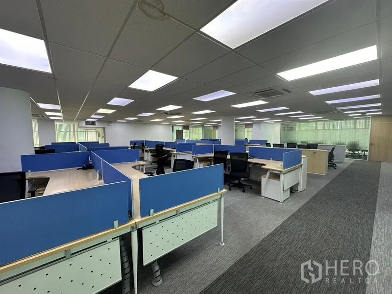 สำนักงาน ให้เช่า - โซนทำงานโอเพ่นสเปซ โต๊ะพาร์ทิชันสีน้ำเงินและไฟเพดานสว่าง
