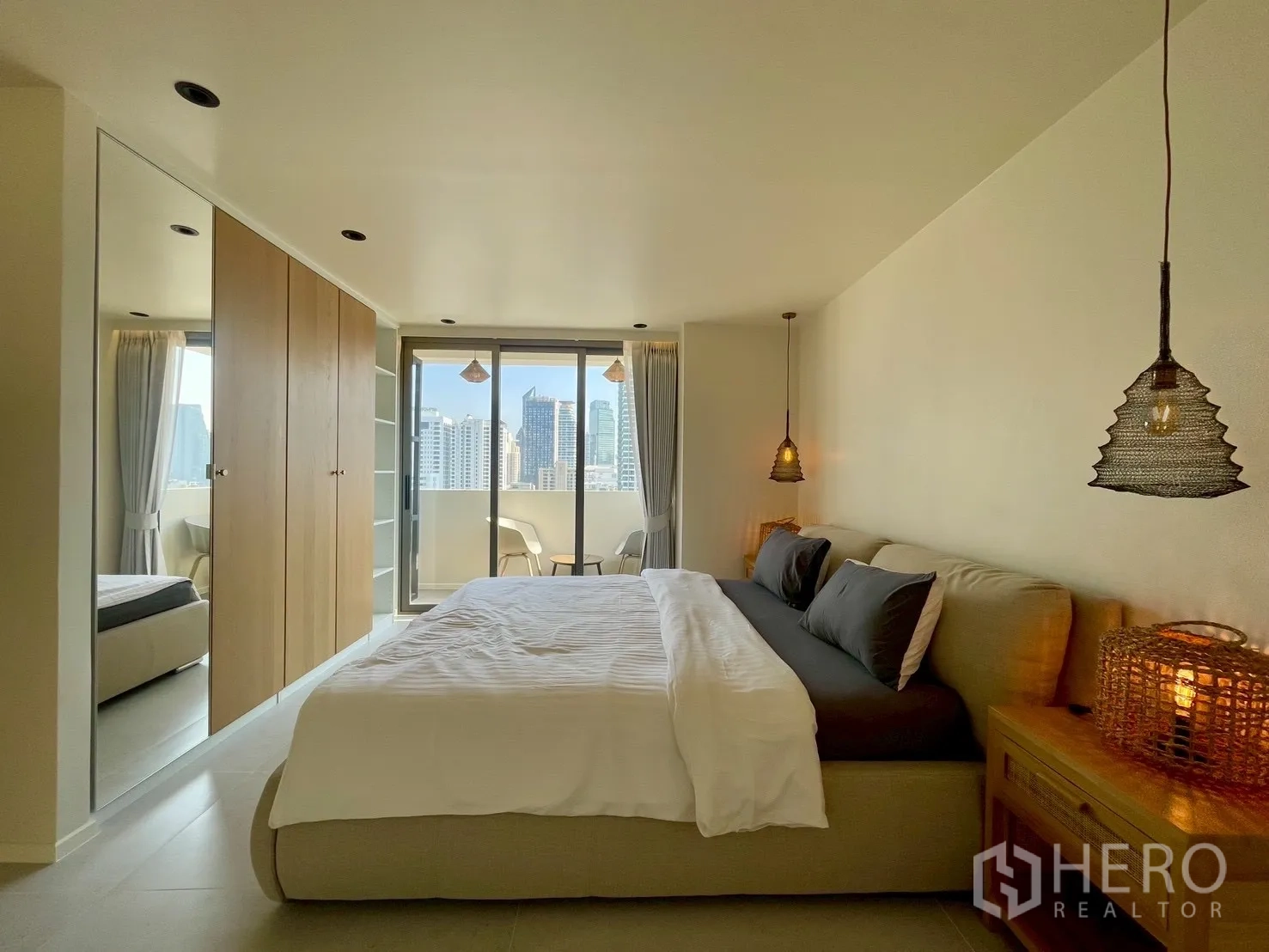 คอนโด for sale in Watthana, Bangkok - ห้องนอนกว้างพร้อมตู้เสื้อผ้าบิลท์อินและระเบียงนั่งเล่น