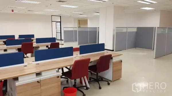 办公空间 出租在Din Daeng, Bangkok - 办公楼层设有工位、蓝色隔板与灰色分隔间。