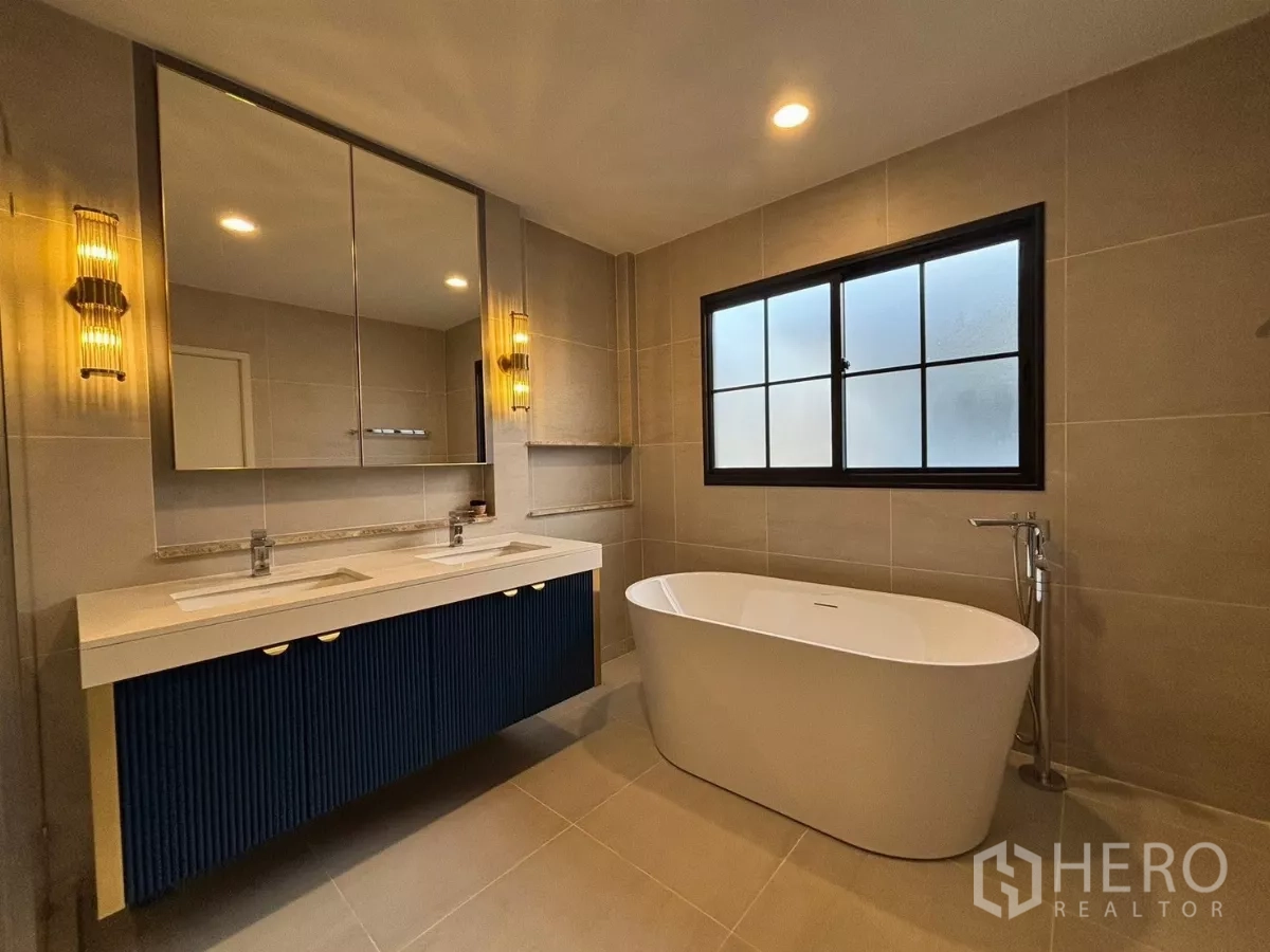 บ้าน ให้เช่าในBang Phli, Samut Prakan - ห้องน้ำหรู อ่างอาบน้ำแบบลอยตัว เคาน์เตอร์ล้างหน้าแบบคู่ และหน้าต่างฝ้า.