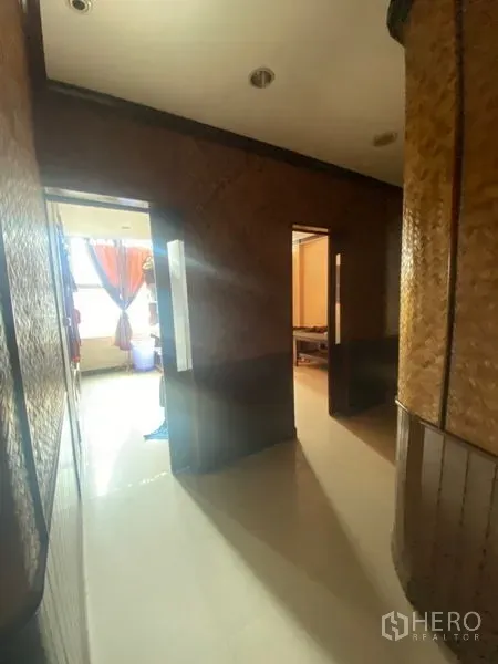 Office Space for rent in Khlong Toei, Bangkok - Bright corridor with multiple doorways to offices and natural light at the end.