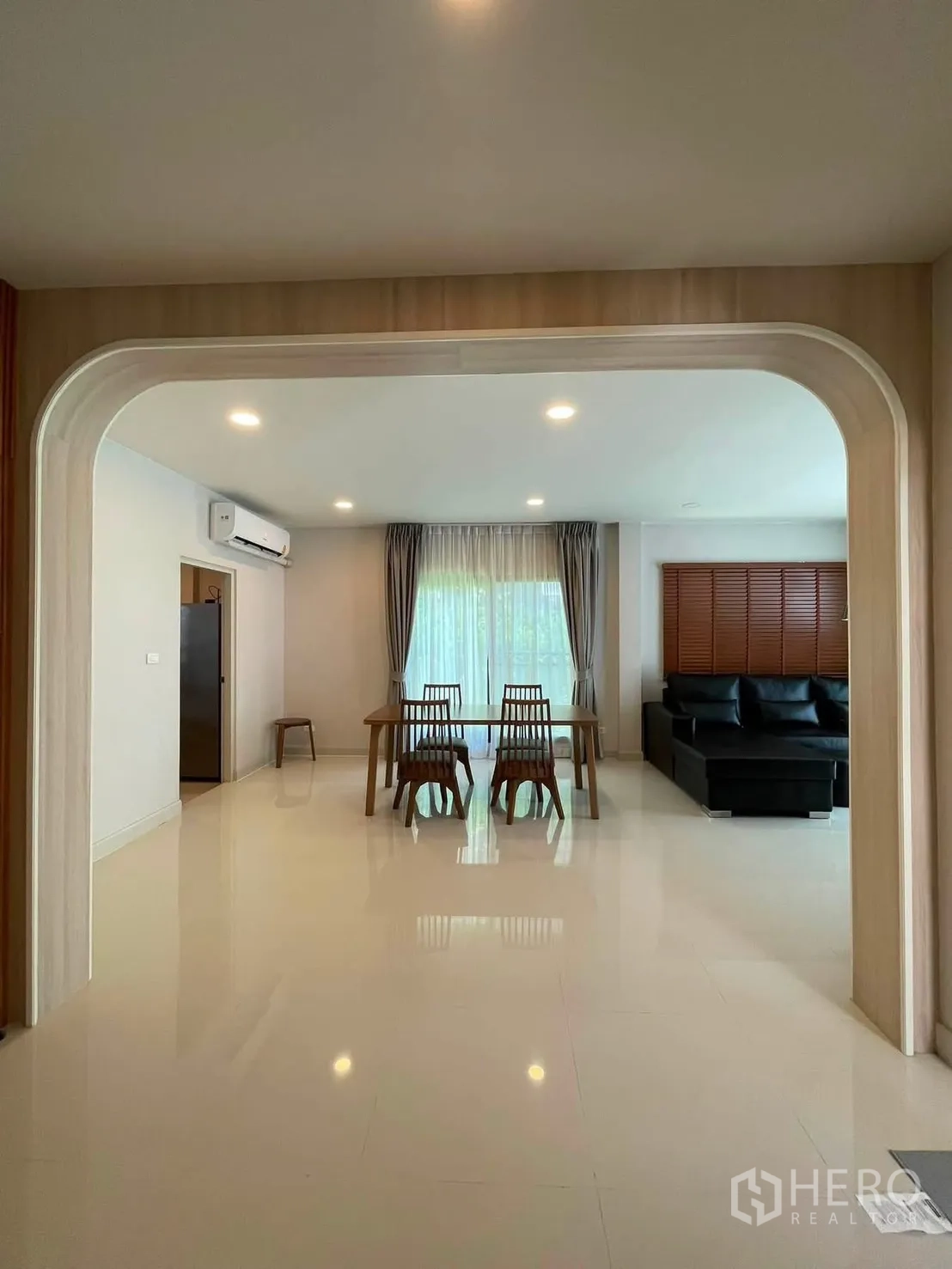 บ้านเดี่ยว for rent in Bang Phli, Samut Prakan - โถงรับแขกและรับประทานอาหารแบบโอเพ่น พร้อมโต๊ะไม้ แอร์ฝาผนัง ไฟดาวน์ไลท์ และหน้าต่างติดผ้าม่าน
