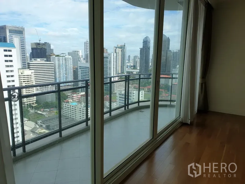 公寓 出租在Watthana, Bangkok - 推拉落地门通向私人大阳台，高楼层俯瞰曼谷天际线。