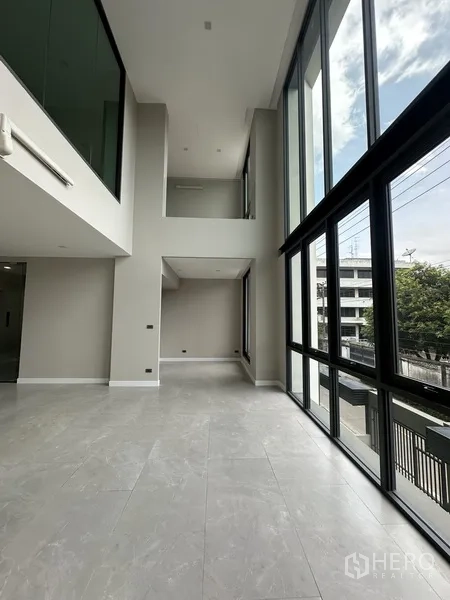 家庭办公室 for rent or sale in Suan Luang, Bangkok - 挑高大厅，落地窗俯瞰街景。