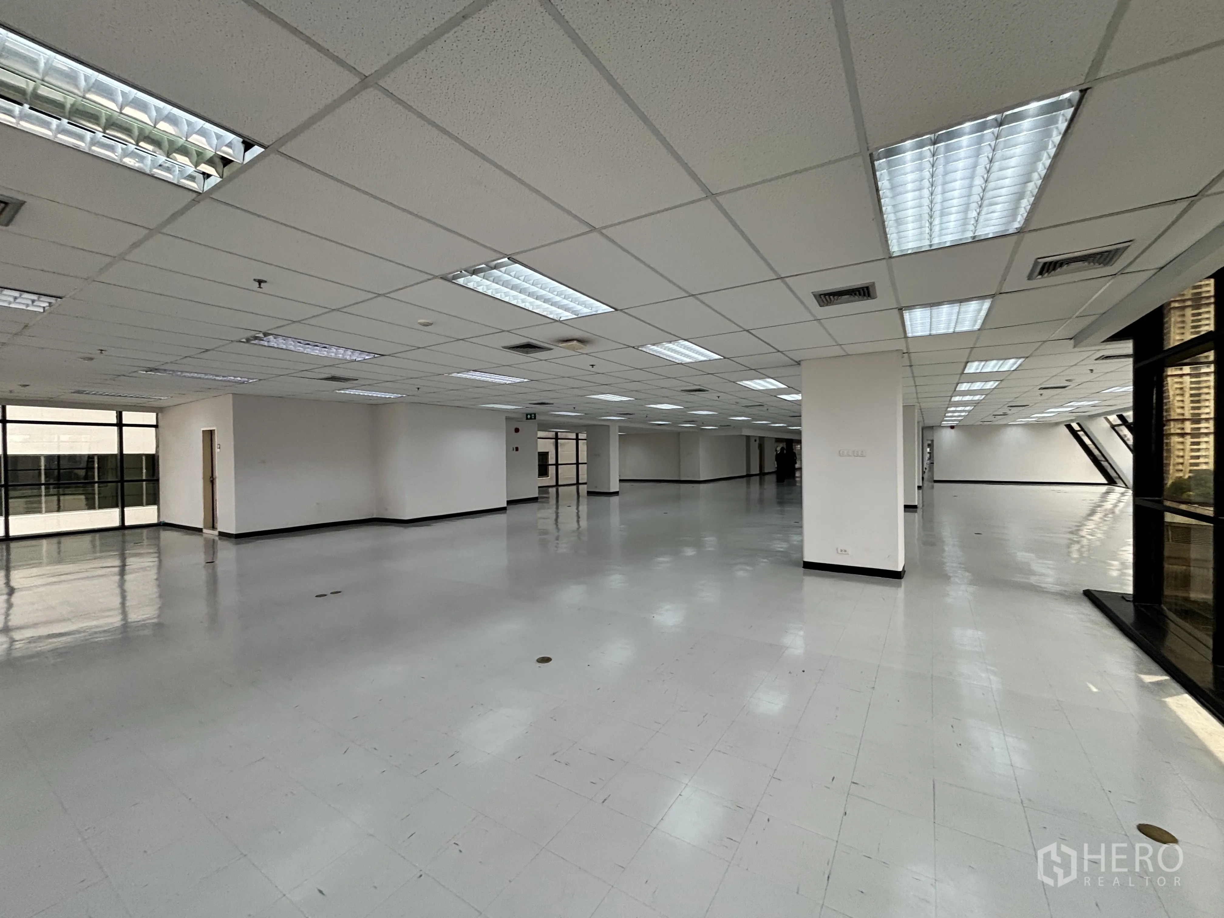 ออฟฟิศ for rent in Ratchathewi, Bangkok - โซนออฟฟิศใกล้คอร์อาคาร พื้นขัดเงา และกระจกเต็มความสูงตามแนวอาคาร.