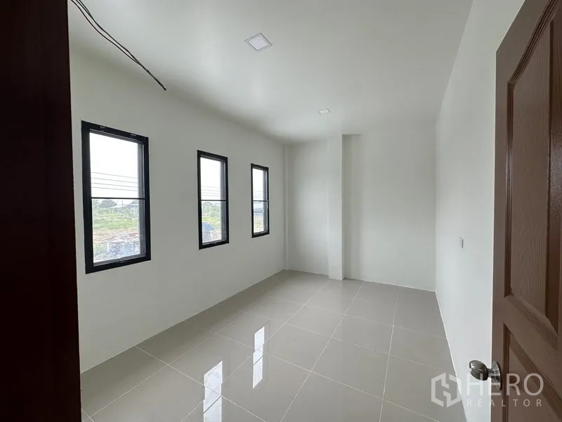 货栈 出租在Lam Luk Ka, Pathum Thani - 明亮的二层办公室，三扇窗与地砖