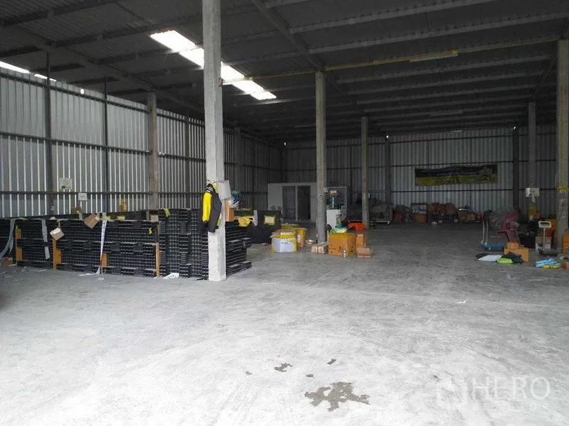 คลังสินค้า ให้เช่าในPak Kret, Nonthaburi - ภายในโกดังโล่ง เพดานสูง มีสกายไลท์ และพื้นคอนกรีตสำหรับเก็บสินค้า