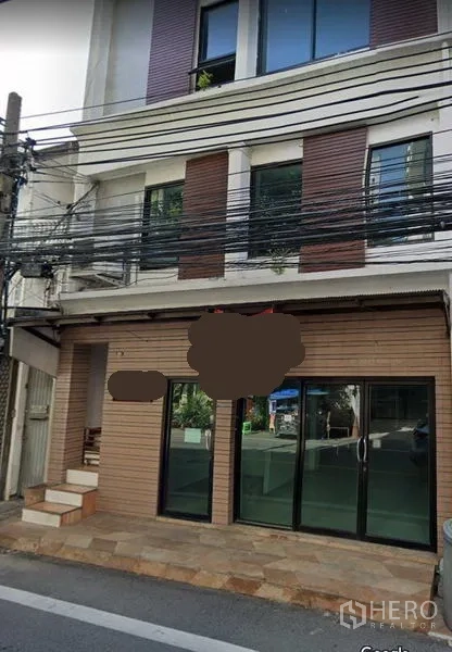Retail Space for rent in Khlong Toei, Bangkok - Street-level retail facade with wide sliding glass doors and a tiled entry in Watthana, Bangkok.