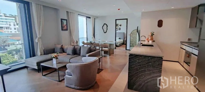 公寓 出租在Watthana, Bangkok - 全景展示采光充足的客餐厨一体空间。