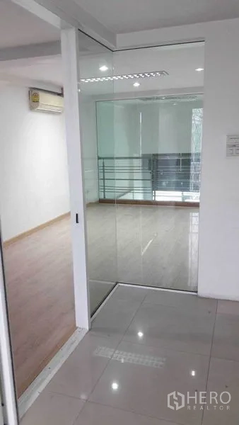 办公空间 出租在Bueng Kum, Bangkok - 滑动玻璃门进入的玻璃隔断会议室。