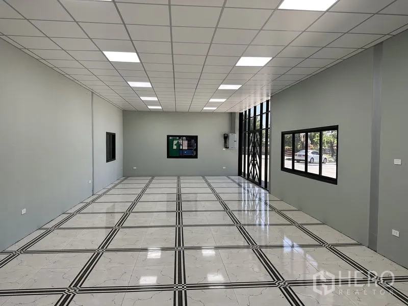 Factory for rent in Chachoengsao - Office showroom area with natural light, tiled floors and glass frontage to the yard.