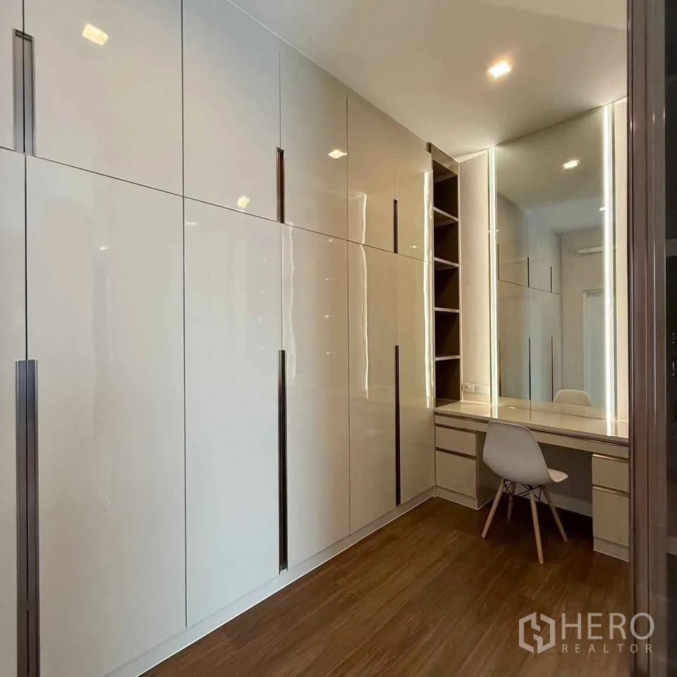 Detached House for rent in Bang Phli, Samut Prakan - Hallway of full-height wardrobes and a corner dressing table.