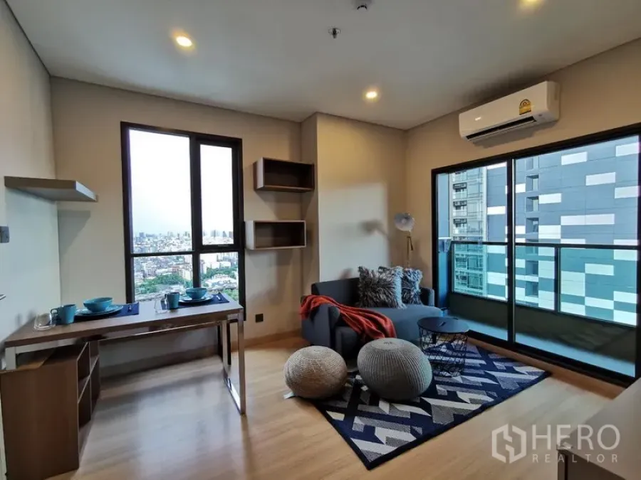 คอนโด ให้เช่าในRatchathewi, Bangkok - ห้องนั่งเล่นเชื่อมระเบียง ประตูกระจกบานเลื่อน โซฟา และโต๊ะทำงาน/ทานข้าว วิวเมืองกรุงเทพฯ