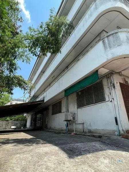 工厂 出租在Bang Na, Bangkok - 邦纳多层厂房外立面，带车道及遮棚。