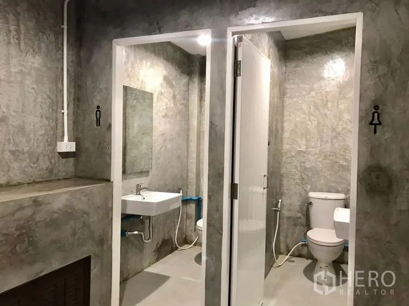 带办公室的家 出租在Bang Rak, Bangkok - 双卫生间，灰色墙面，独立坐便器与洗手盆。