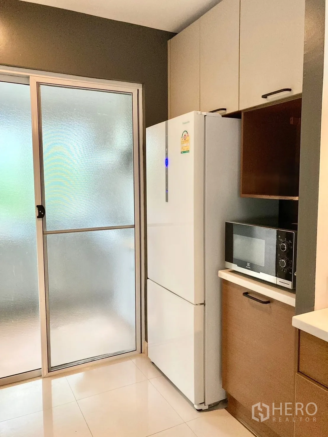 บ้านเดี่ยว for rent in Prawet, Bangkok - โซนแพนทรีพร้อมตู้เย็น ไมโครเวฟ และประตูกระจกฝ้า