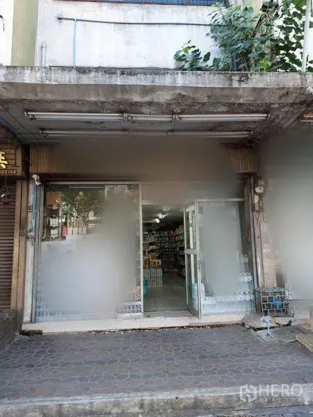 พื้นที่ขายปลีก ให้เช่าในBang Na, Bangkok - ด้านหน้าตึกแถวติดถนน ประตูกระจกบานเลื่อน หน้าร้านกว้างมีพื้นที่ติดป้าย