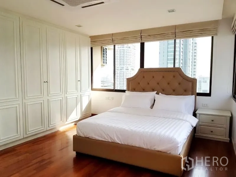 คอนโด ให้เช่าในWatthana, Bangkok - ห้องนอนมุมกระจกพร้อมตู้เสื้อผ้าบิวท์อินและวิวสกายไลน์