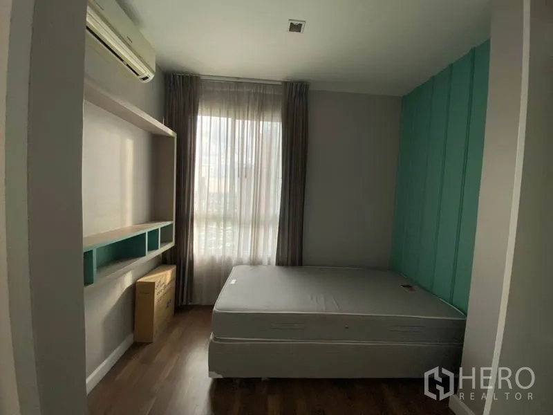 คอนโด ให้เช่าในWatthana, Bangkok - อีกมุมของห้องนอนที่สอง ผนังเซาะร่องสีเขียว ชั้นวางของ และผ้าม่านโปร่ง