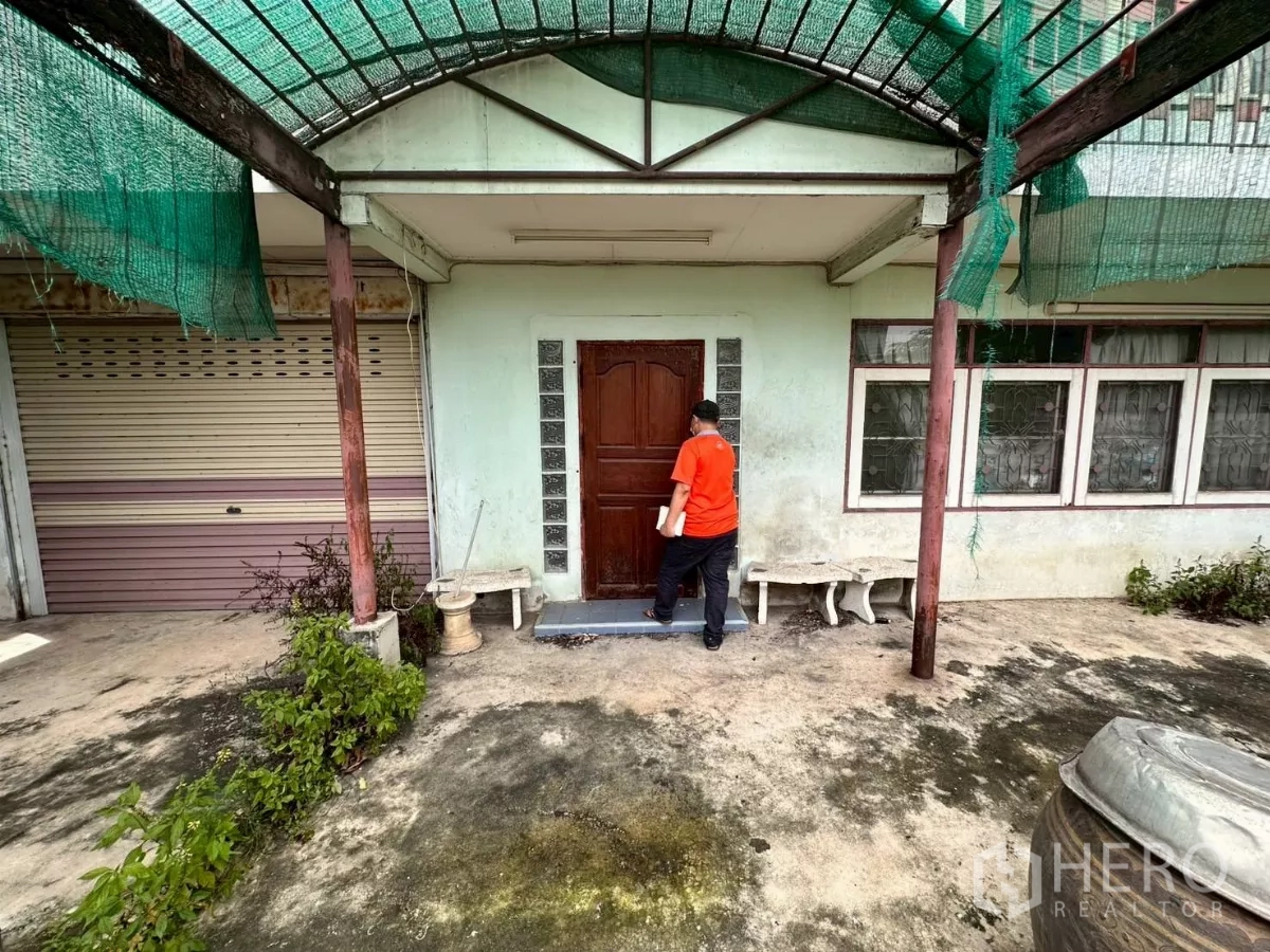 零售空间 出租在Khlong Toei, Bangkok - 前门廊，绿色遮阳网与实木门