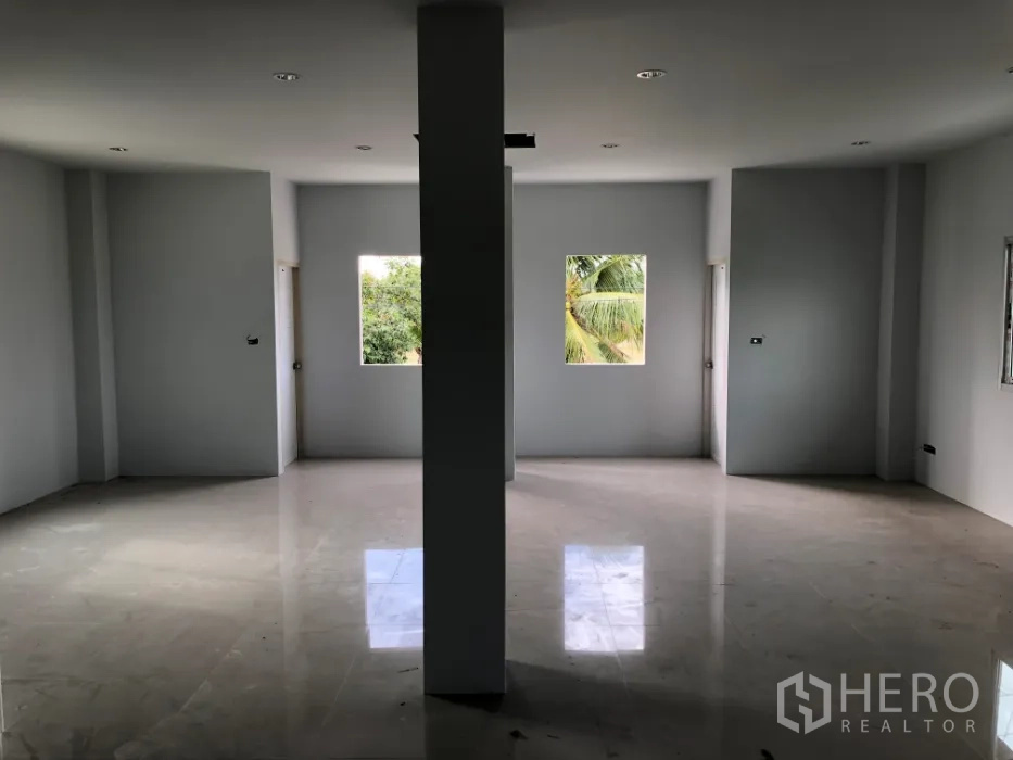 Factory for rent or sale in Khlong Luang, Pathum Thani - Upper‑floor office space with polished floors and multiple windows for natural light.