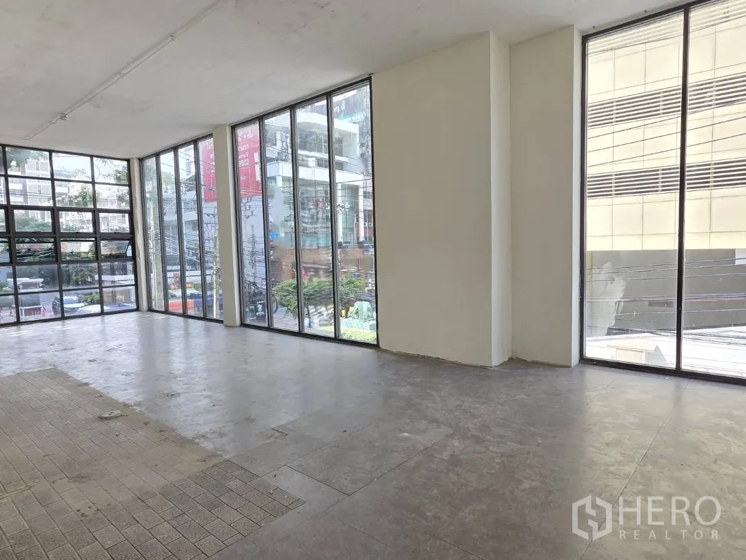 零售空间 for rent in Watthana, Bangkok - 开放式零售空间，落地玻璃窗与街景视野一览无遗。