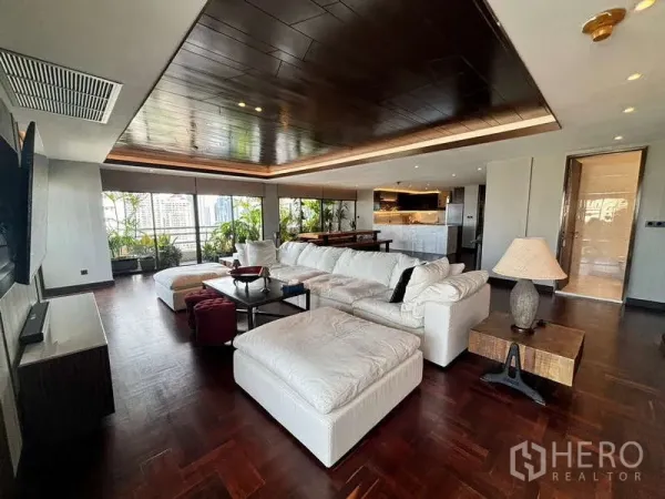คอนโด ให้เช่าในWatthana, Bangkok - อีกมุมของห้องนั่งเล่นแบบโอเพ่นแปลน โซฟาขนาดใหญ่และวิวระเบียง