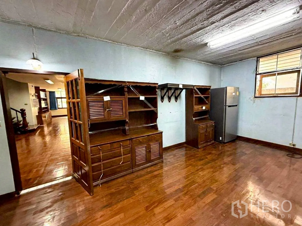 家庭办公室 for rent in Bang Rak, Bangkok - 房间配木质内置柜与冰箱