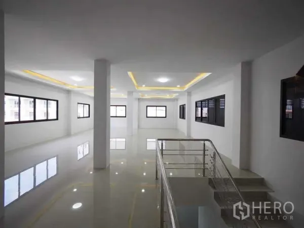货栈 出租或出售在Krathum Baen, Samut Sakhon - 明亮的楼上办公室，亮面地砖、大窗与楼梯扶手。