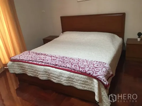 คอนโด ให้เช่าในWatthana, Bangkok - ห้องนอนใหญ่เตียงกว้าง ผ้าม่านโทนอุ่น และพื้นไม้