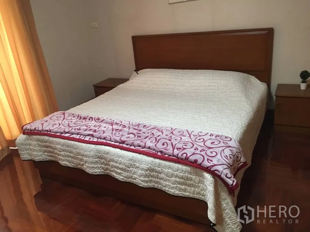 คอนโด ให้เช่าในWatthana, Bangkok - ห้องนอนใหญ่เตียงกว้าง ผ้าม่านโทนอุ่น และพื้นไม้