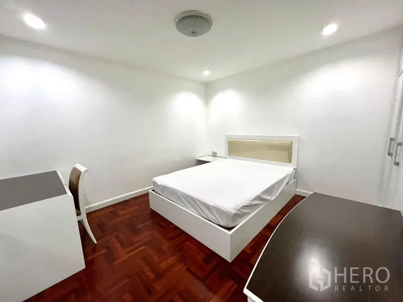公寓 出租在Watthana, Bangkok - 第二卧室，配床与书桌，拼花地板与嵌灯柔光。