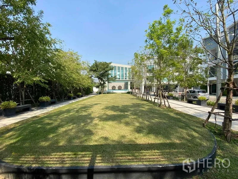 สำนักงานที่บ้าน ให้เช่าในPhra Khanong, Bangkok - สวนส่วนกลางสนามหญ้า รายล้อมด้วยต้นไม้และม้านั่ง