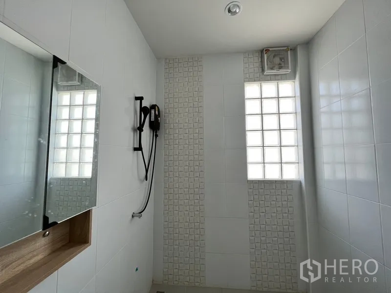 带办公室的家 出租在Watthana, Bangkok - 现代浴室，玻璃砖采光窗、瓷砖墙面与手持花洒。
