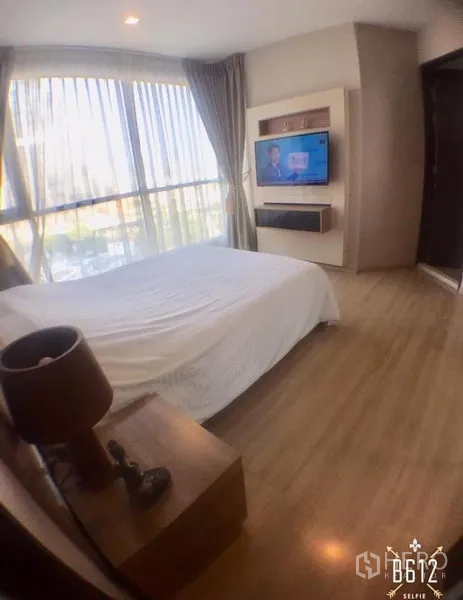 公寓 出租在Sathon, Bangkok - 卧室带内置电视墙柜，落地大窗与窗帘，木地板