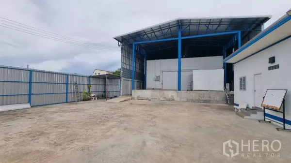 Warehouse for rent in Phra Samut Chedi, Samut Prakan - Gated loading yard with covered warehouse and elevated cold room in Phra Samut Chedi.