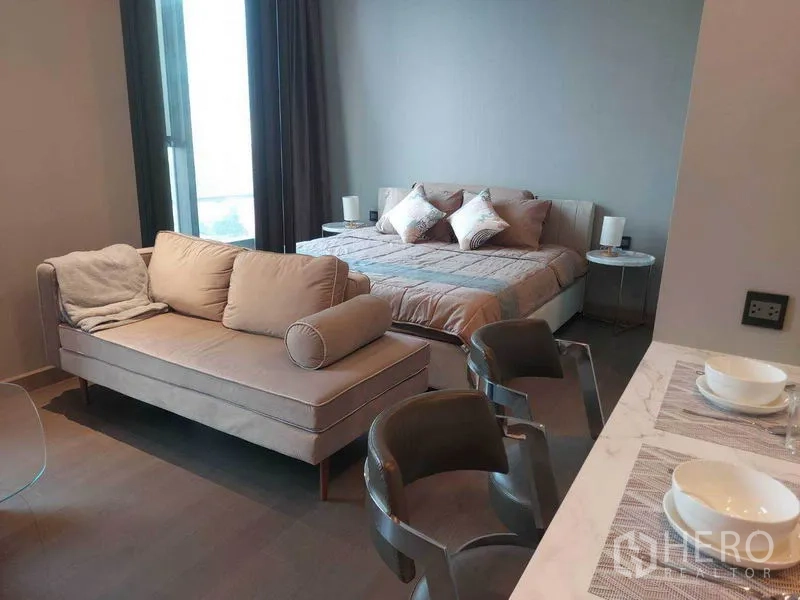 คอนโด ให้เช่าในHuai Khwang, Bangkok - เลย์เอาต์เปิดโล่ง 1 ห้องนอน มีโซฟา เตียง และเคาน์เตอร์ทานอาหารโทนอบอุ่น