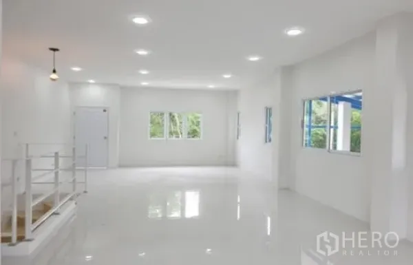 Warehouse for rent in Prawet, Bangkok - Spacious open-plan upper level with windows, downlights and safety railing.