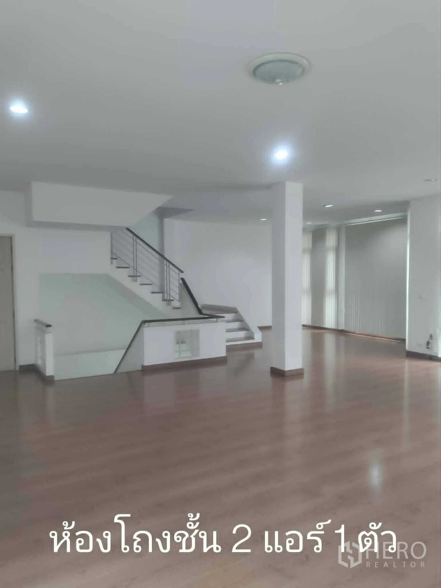 家庭办公室 for rent in Lat Phrao, Bangkok - 开放式楼层，带楼梯、木地板与窗帘百叶。